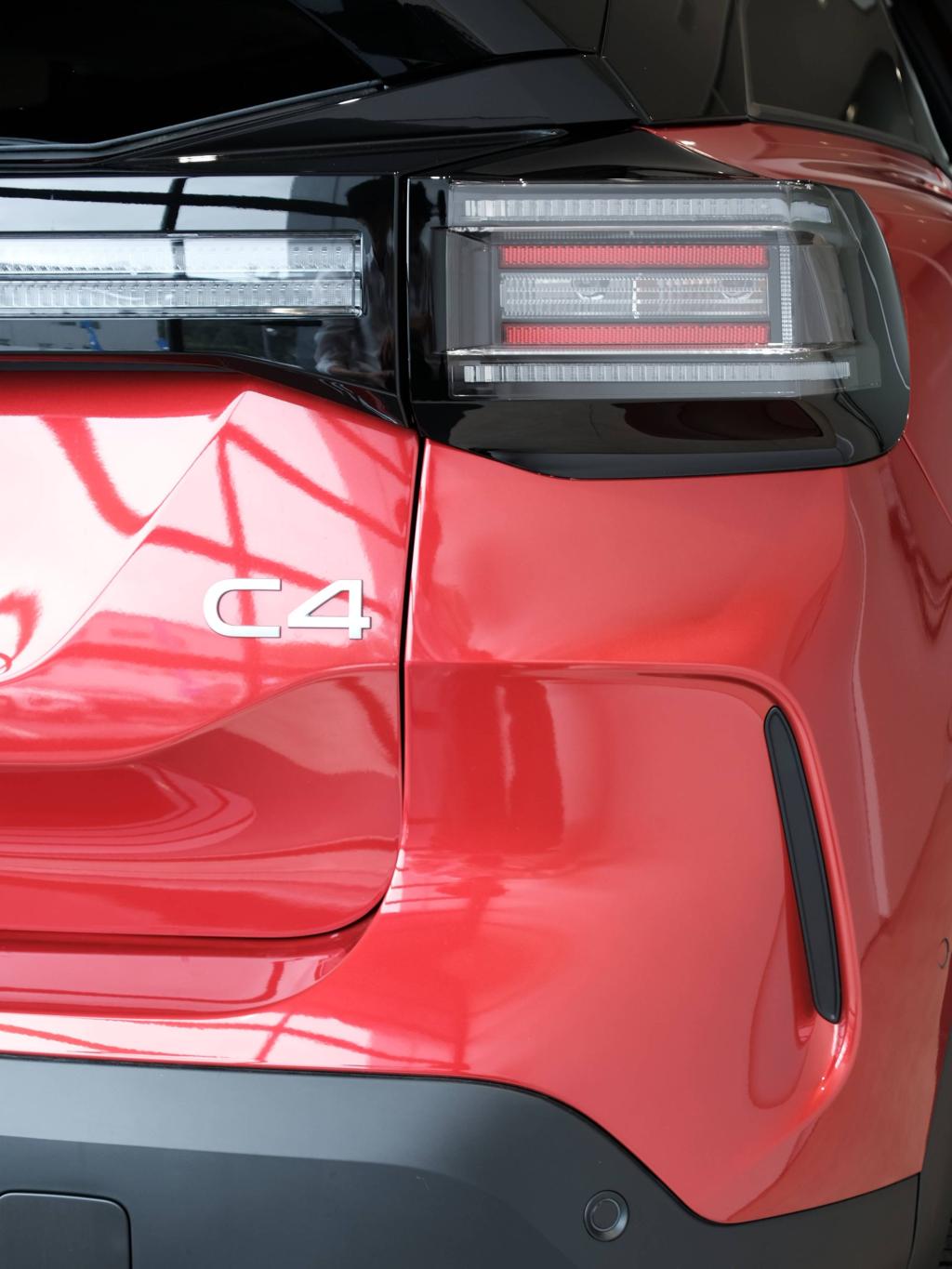 到着したばかり！C4 Edition Lumière Elixir Red　展示中！