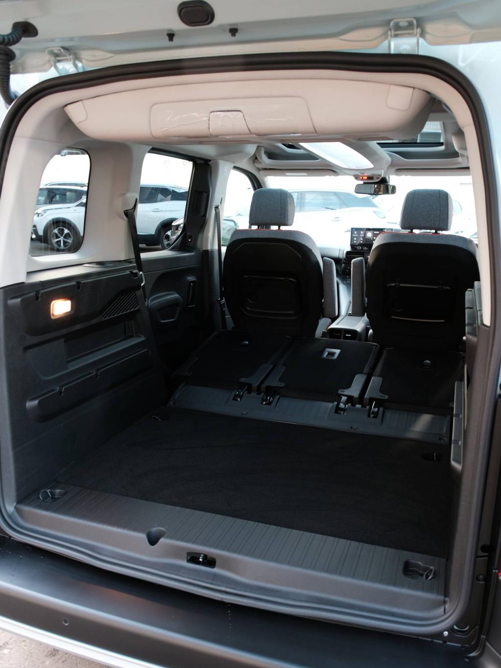 Berlingo Aqua Green　当店にもついに到着しました～！！